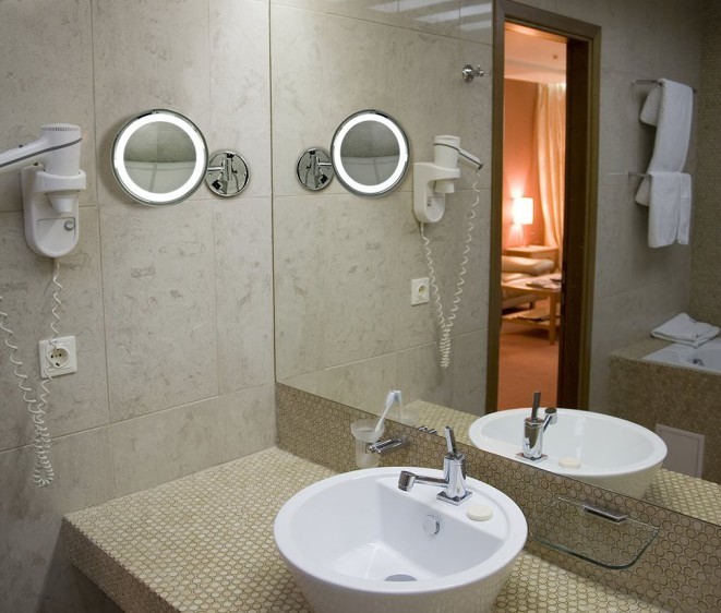 Настенное косметическое зеркало с увеличением и подсветкой Zoom 04 - Фото 4